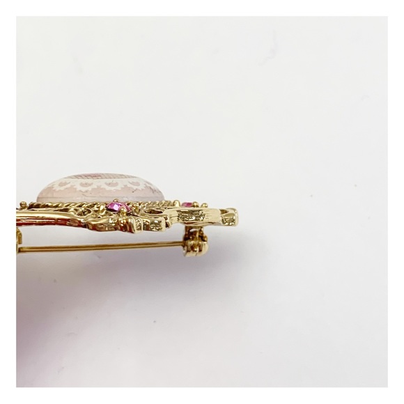 1928 Victorian revival brooch floral needlepoint in gold open work frame - Picture 5 of 5